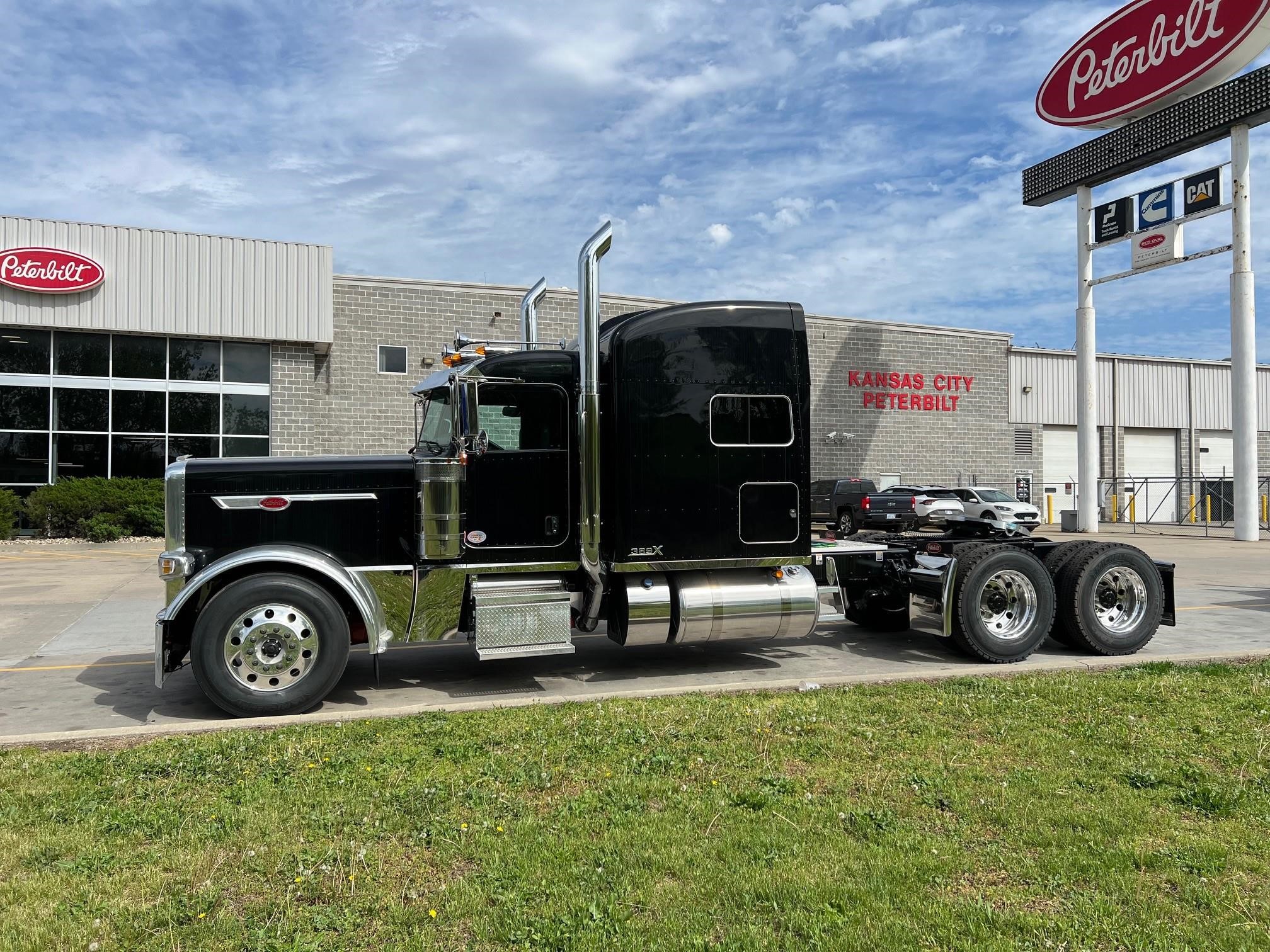 2024 PETERBILT 389X Kansas City Peterbilt, Inc